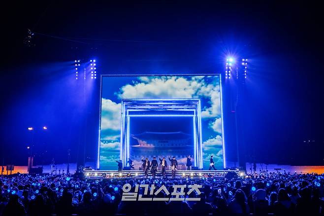 방탄소년단(BTS)이 21일 서울 광화문광장에서 ‘BTS 컴백 라이브: 아리랑’ 발매 기념 컴백 공연을 하고 있다.