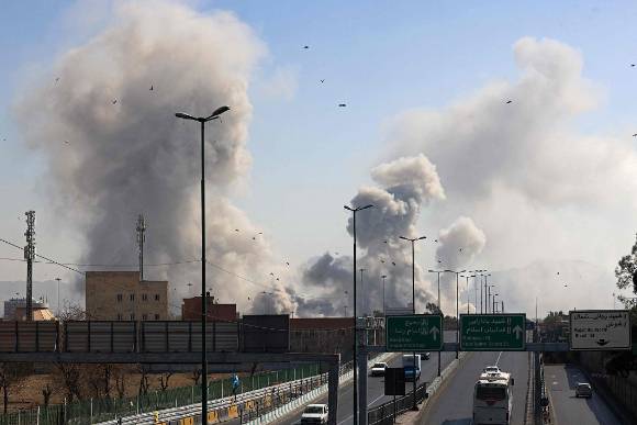 지난 5일 이란의 수도 테헤란에서 미사일 공격을 받은 뒤 연기가 피어오르고 있다. [사진=연합뉴스]