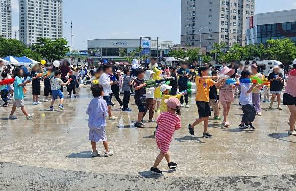 지난해 청주시 팝업 놀이터에서 어린이들이 물총놀이를 즐기는 모습. [사진=청주시]