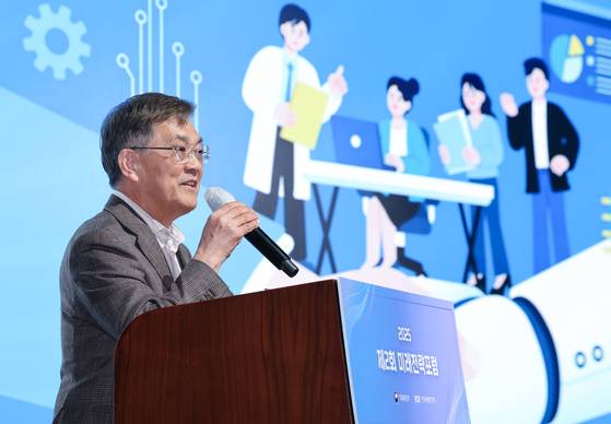 권오현 중장기전략위원회 위원장이 지난해 9월 오후 서울 영등포구 페어몬트 호텔에서 열린 2025 제2회 미래전략포럼에 참석해 축사를 하고 있다. 뉴스1