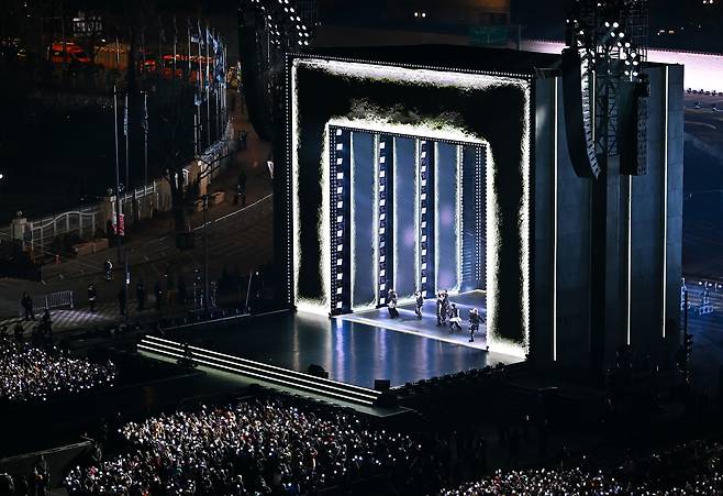 그룹 방탄소년단(BTS)이 21일 서울 광화문 광장에서 무료 복귀 공연 'BTS컴백 라이브: 아리랑'을 펼쳐졌다.  BTS의 RM, 진, 슈가, 제이홉, 지민, 뷔, 정국이 공연을 펼치고 있다. 뉴스1