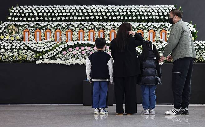 22일 대전시청에 마련된 대전 안전공업 화재 희생자 합동분향소에서 시민들이 조문을 하고 있다. 뉴스1