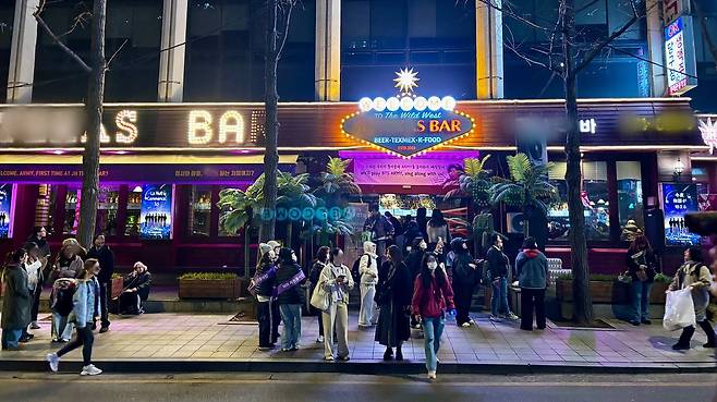 21일 밤 서울 중구 무교동 한 술집 앞이 해외 '아미(BTS 팬덤명)'로 붐비고 있다. 곽주영 기자