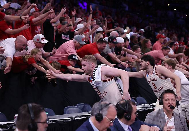 네브래스카대 포워드 리엔크 마스트(51)와 버크 부유크툰셀(9)이 22일(한국시간) 열린 NCAA 남자농구 토너먼트 2라운드에서 밴더빌트대를 이긴 뒤 응원단과 함께 승리를 축하하고 있다. 로이터=연합뉴스