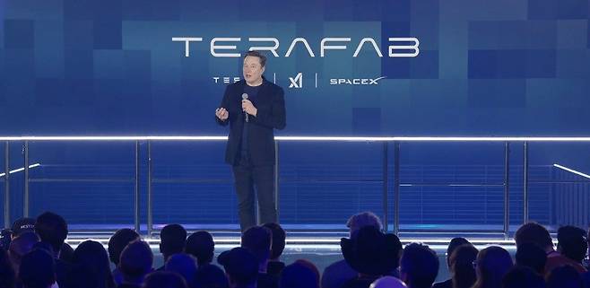 일론 머스크 테슬라 최고경영자(CEO)가 21일(현지시간) '테라팹 프로젝트'를 발표하고 있다. 사진 X 라이브 캡처