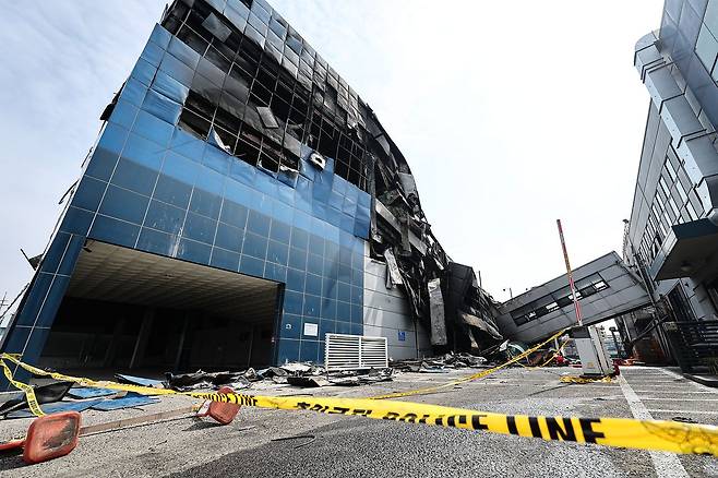 대형 화재로 인명피해가 발생한 대전 대덕구 자동차 부품 제조 공장. 화재는 진압됐지만 처참한 모습은 그대로다. 뉴스1