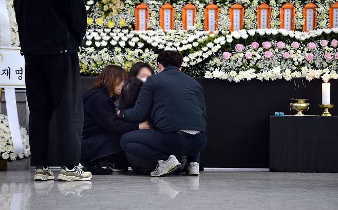 22일 오후 대형화재로 많은 인명 피해가 발생한 대전 안전공업 화재 희생자 합동분향소가 마련된 대전시청에는 고인을 추모하는 조문객의 발길이 이어지고 있다.김성태 객원기자