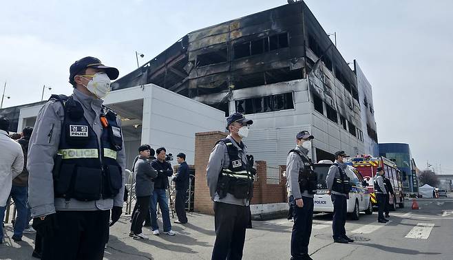22일 대형화재로 많은 인명 피해가 발생한 대전 대덕산업단지의 한 자동차 부품공장 화재 현장에서 경찰과 소방, 국과수 등 정부 합동으로 화재 조사가 실시되고 있다. 김성태 객원기자