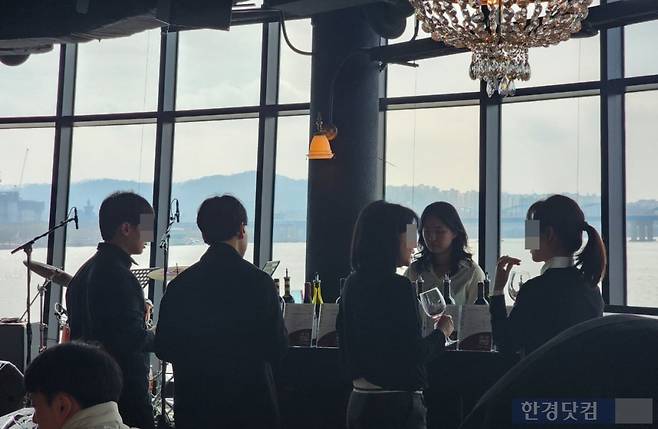 제임스 서클링 TOP 100 스페셜 테이스팅 시음회에서 참가자들이 와인을 마시고 있다. 사진=오세성 기자