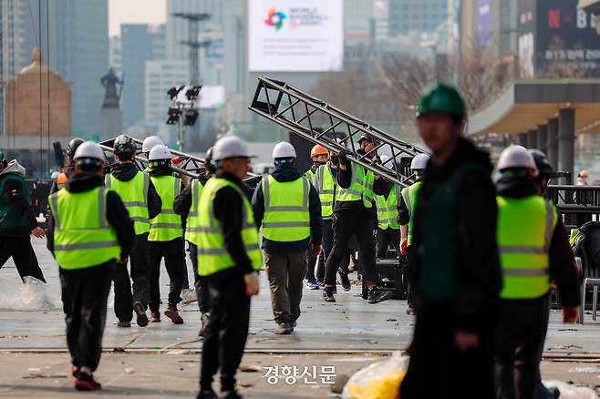 BTS 복귀 공연이 열렸던 서울 광화문 무대가 22일 철거되고 있다. 이준헌 기자