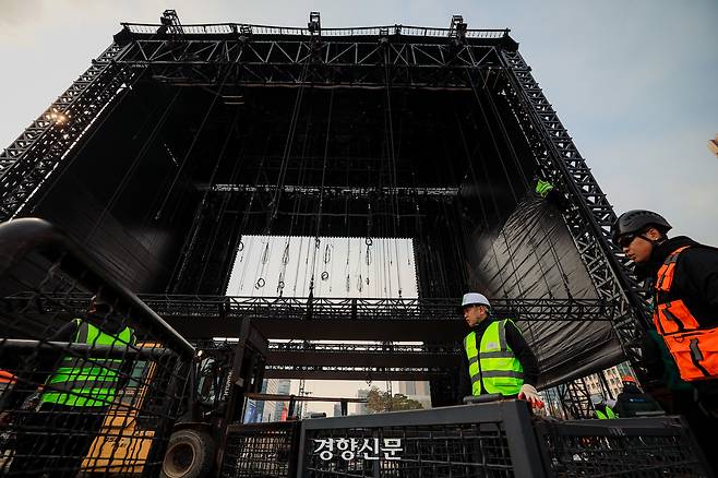 BTS 복귀 공연이 열렸던 서울 광화문 무대가 22일 철거되고 있다. 이준헌 기자