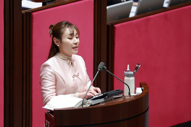 김예지 국민의힘 의원이 22일 국회에서 열린 3월 임시국회 2차 본회의에서 전날 상정된 ‘윤석열 정권 정치검찰 조작기소 의혹 사건 진상규명 국정조사계획서 승인의 건’에 대해 반대 취지로 무제한 토론을 하고 있다. 연합뉴스