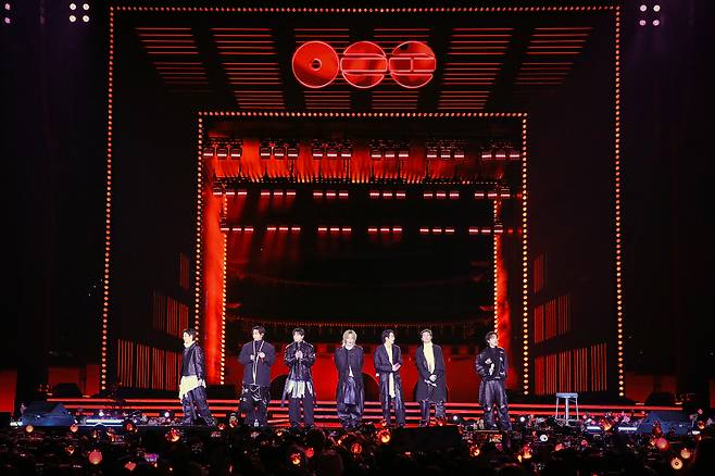 그룹 방탄소년단(BTS)이 지난 21일 오후 서울 광화문 광장에서 <BTS 컴백 라이브: 아리랑>을 열고 약 3년9개월 만에 완전체로 돌아왔다. 빅히트뮤직/넷플릭스 제공