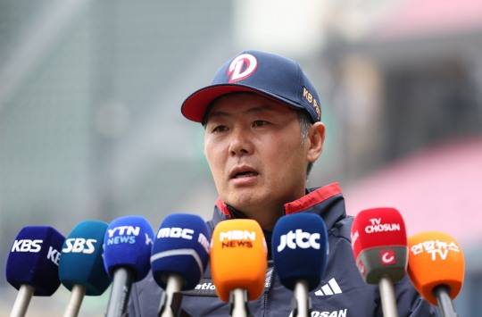 인터뷰하는 김원형 두산 감독. 사진[연합뉴스]