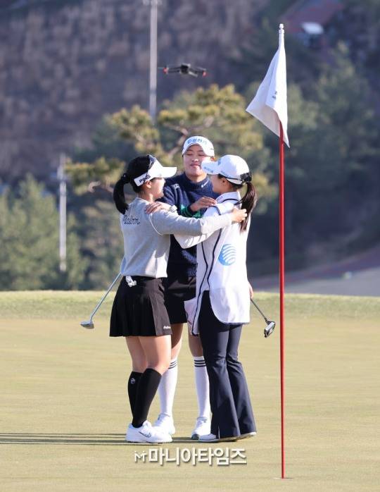 우승을 확정짓고 기뻐하는 전예성-서교림-고지원 / 사진=마니아타임즈