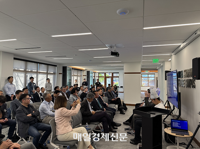 지난 19일 미국 실리콘밸리 멘로파크 스타트업 벤처캠퍼스에서 개최된 매경 실리콘밸리 AI 혁신포럼에서 스타트업 참가자들이 토론을 진행하고 있다. [사진=정호준 기자]