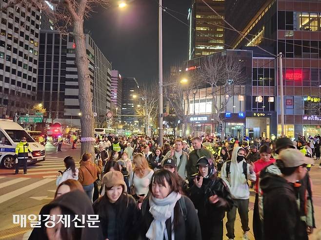 21일 광화문광장에서 열린 BTS 공연이 끝나고 관람객들이 경찰 안내에 따라 종각역 방향으로 귀가하고 있다. [조병연 기자]