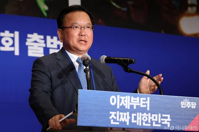 [서울=뉴시스] 조성우 기자 = 30일 오후 서울 여의도 국회 의원회관에서 열린 더불어민주당 제21대 대통령선거 '진짜 대한민국' 중앙선거대책위원회 출범식에서 김부겸 총괄선거대책위원장이 발언하고 있다. 2025.04.30. xconfind@newsis.com /사진=조성우