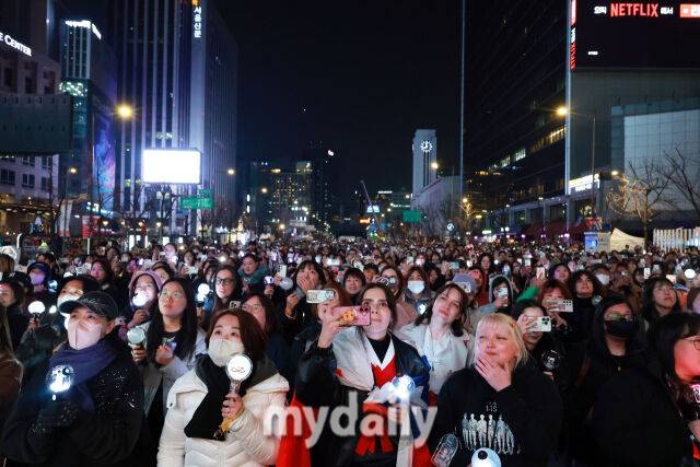 2026년 3월 21일 오후 서울 광화문 광장에서 방탄소년단 'BTS 컴백 라이브: ARIRANG' 공연이 열렸다. BTS 아미가 공연을 기다라고 있다. /한국온라인사진기자협회 공동취재단
