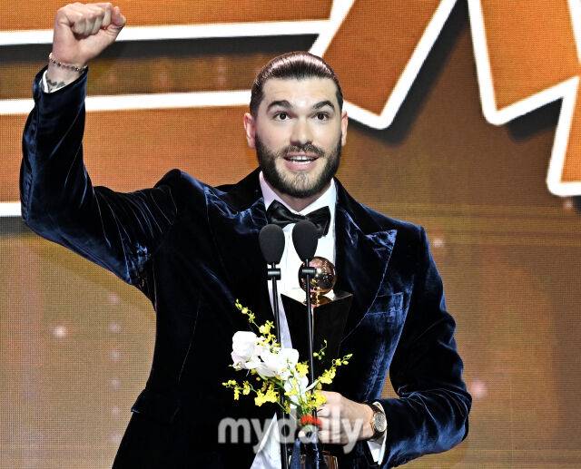 한화 폰세가 24일 오후 서울 잠실 롯데호텔 월드에서 진행된 '2025 KBO 시상식'에서 MVP를 수상하고 있다./마이데일리