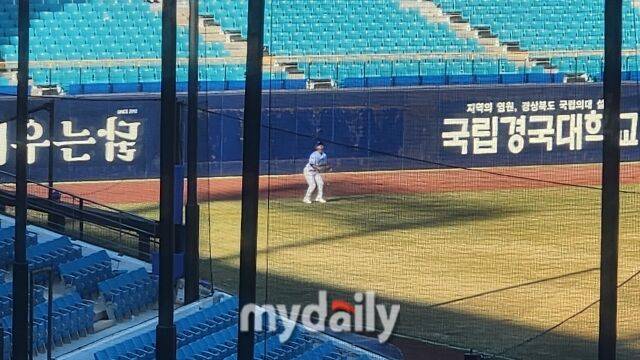 함수호가 경기 종료 후 외야 수비 훈련을 받고 있다./대구=김경현 기자