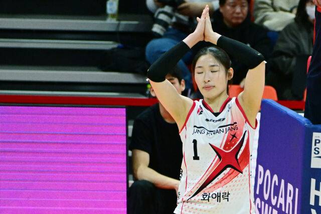 정관장 인쿠시가 실책을 범한 뒤 아쉬워 하고 있다. / 한국배구연맹(KOVO)