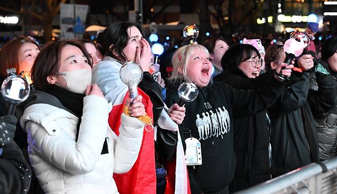 21일 저녁 서울 광화문 광장에서 그룹 방탄소년단(BTS)의 정규 5집 ‘아리랑’(ARIRANG) 발매를 기념해 열린 무료 공연 ‘BTS 컴백 라이브: 아리랑’(BTS THE COMEBACK LIVE｜ARIRANG)을 찾은 팬들이 응원봉을 흔들며 공연을 관람하고 있다.  이상섭 기자