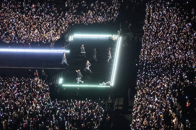 그룹 방탄소년단(BTS)이 21일 서울 광화문 광장에서 정규 5집 ‘아리랑’(ARIRANG) 발매를 기념해 무료 공연 ‘BTS 컴백 라이브: 아리랑’(BTS THE COMEBACK LIVE｜ARIRANG)을 열고 있다. [사진공동취재단]