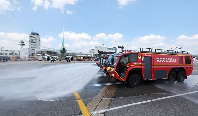 서울 김포공항 계류장에서 액상제설제 살포차, 살수차, 소방차를 동원한 공항 포장시설 살수 작업이 진행되고 있다. [연합]
