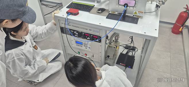 용인 명지대 자연캠퍼스 제3공학관 2층 RF플라즈마랩에서 명지대 반도체공학과 학생들이 진공기술실습 실험을 진행하고 있다. 김용재 기자