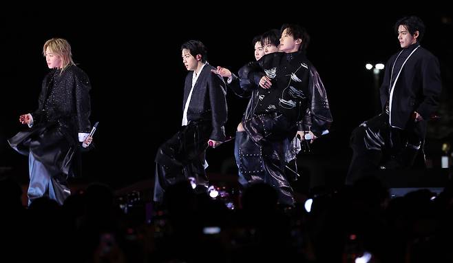 그룹 방탄소년단(BTS)이 21일 서울 광화문 광장에서 정규 5집 ‘아리랑’(ARIRANG) 발매를 기념해 무료 공연 ‘BTS 컴백 라이브: 아리랑’(BTS THE COMEBACK LIVE｜ARIRANG)을 열고 있다. [연합]
