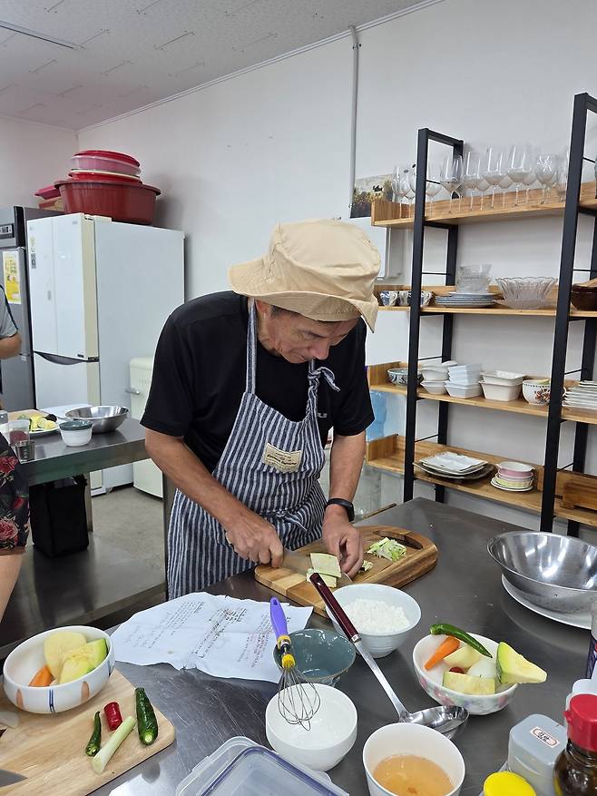 2025년 대구종합사회복지관 고독사 예방 프로그램 ‘반찬 만들기’ 프로그램에 참여하는 강씨의 모습. [초록우산 제공]