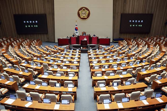 국민의힘 김예지 의원이 22일 국회에서 열린 3월 임시국회 2차 본회의에서 전날 상정된 ‘윤석열 정권 정치검찰 조작기소 의혹 사건 진상규명 국정조사계획서 승인의 건’에 대해 무제한 토론을 하고 있다. [연합]