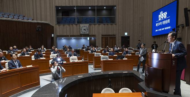 정청래 더불어민주당 대표가 22일 국회에서 열린 의원 총회에서 발언하고 있다. [연합]