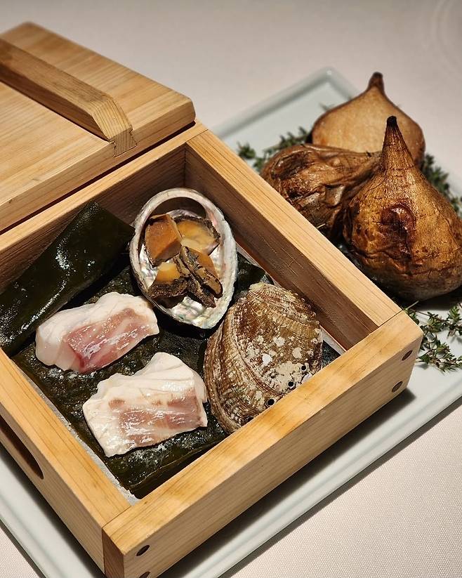 동양적인 형태의 미감을 보이는 강민철셰프의 요리. 클래식한 프렌치와 다른 강민철 셰프만의 색을 보여준다. 강민철레스토랑