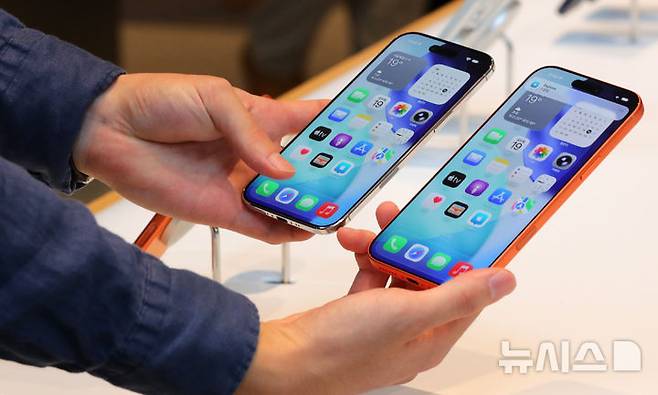 [서울=뉴시스] 김혜진 기자 = 19일 서울 중구 명동 애플스토어에서 고객들이 애플 신제품 아이폰17 시리즈를 살펴보고 있다. 2025.09.19. jini@newsis.com