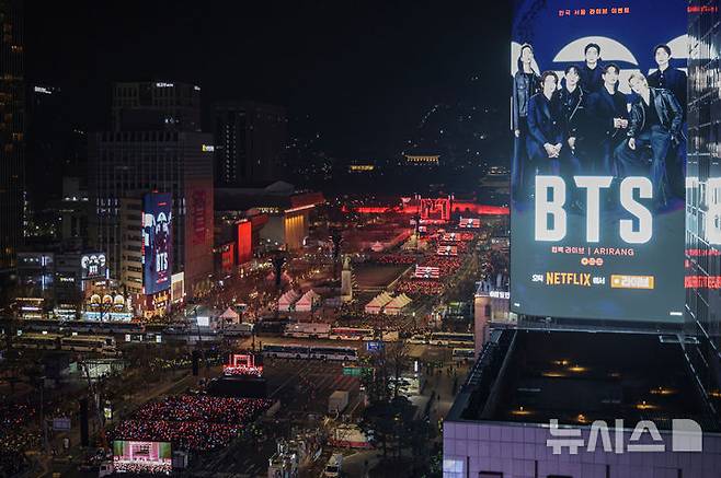 [서울=뉴시스] 사진공동취재단 = 방탄소년단(BTS)이 21일 서울 종로구 광화문광장에서 컴백을 기념해 'BTS 컴백 라이브 : 아리랑' 공연을 선보이고 있다. 2026.03.21. photo@newsis.com
