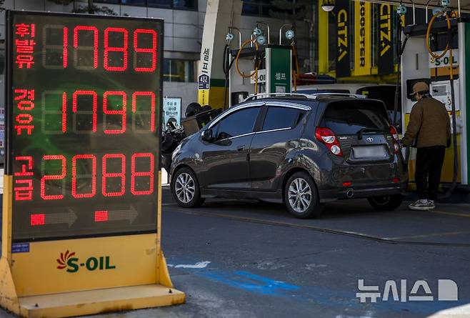 [서울=뉴시스] 정병혁 기자 = 30년 만에 석유 최고가격제가 시행된 지난 13일 서울 시내 한 주유소에 유가정보가 나타나있는 모습. 2026.03.13. jhope@newsis.com