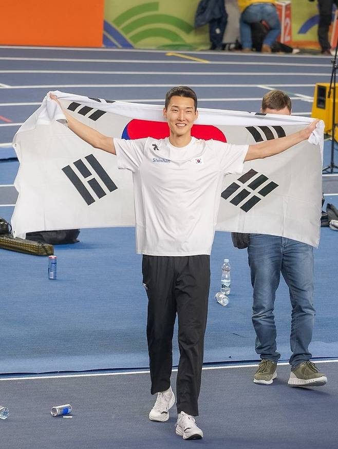 [서울=뉴시스]높이뛰기 우상혁, 세계실내선수권 동메달. (사진=대한육상연맹 제공)