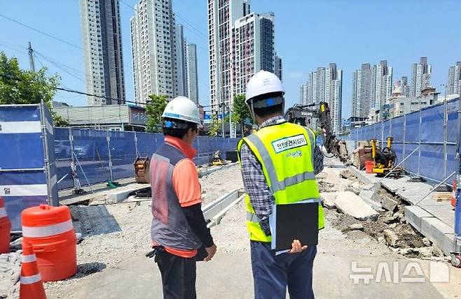 [포항=뉴시스] 송종욱 기자 = 경북 포항시는 전국적으로 폭염 특보가 이어지고 온열질환 위험이 많이 증가해 옥외 현장에서 근무하는 근로자 보호를 위한 대응 체계를 강화하고, 현장 중심의 예방 활동에 총력 대응하고 있다. 사진은 산업 재해 예방을 위해 시가 운영 중인 '안전보건지킴이'가 사업장을 점검하는 모습. (사진=포항시 제공). 해당 기사와 관련없음. 2025.07.28. photo@newsis.com