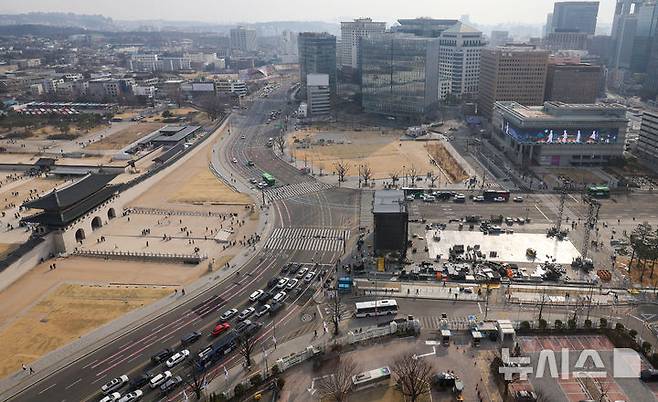 [서울=뉴시스] 김선웅 기자 = 22일 서울 종로구 광화문광장에서 전날 열린 방탄소년단의 'BTS 컴백 라이브 : 아리랑' 공연 무대 철거작업이 진행되고 있다. 2026.03.22. mangusta@newsis.com