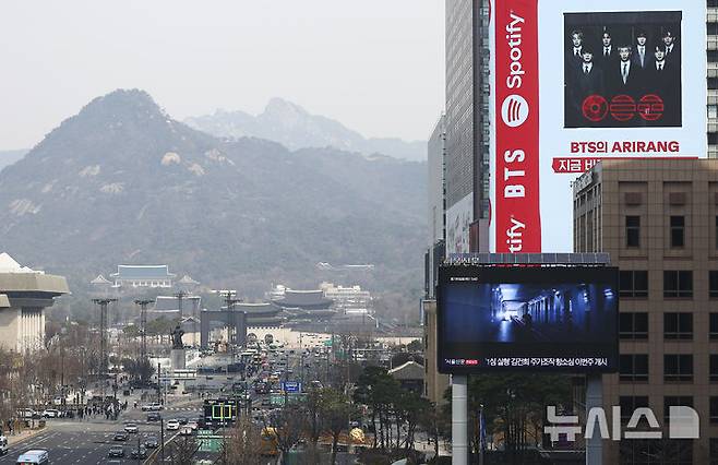 [서울=뉴시스] 김근수 기자 = 22일 오전 서울 종로구 광화문광장에서 전날 열린 방탄소년단의 'BTS 컴백 라이브 : 아리랑' 공연 무대 철거작업이 진행되고 있다. 2026.03.22. ks@newsis.com