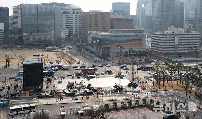 [서울=뉴시스] 김선웅 기자 = 22일 서울 종로구 광화문광장에서 전날 열린 방탄소년단의 'BTS 컴백 라이브 : 아리랑' 공연 무대 철거작업이 진행되고 있다. 2026.03.22. mangusta@newsis.com