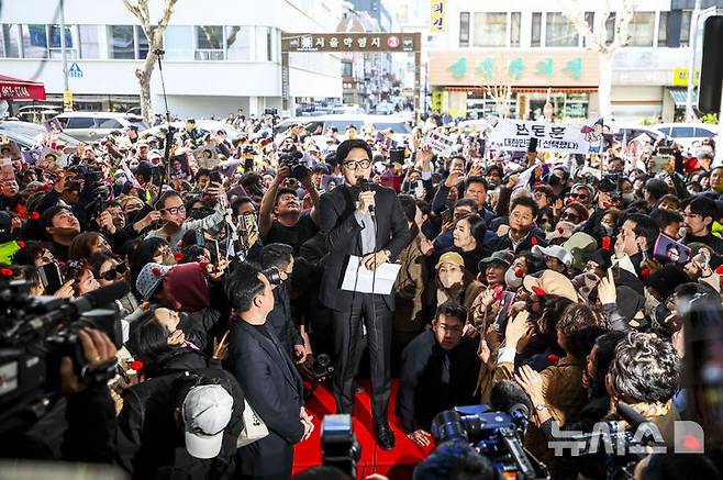 [서울=뉴시스] 정병혁 기자 = 한동훈 전 국민의힘 대표가 22일 서울 동대문구 경동시장을 찾아 지지자들 앞에서 연설하고 있다. 2026.03.22. jhope@newsis.com