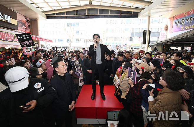 [서울=뉴시스] 정병혁 기자 = 한동훈 전 국민의힘 대표가 22일 서울 동대문구 경동시장을 찾아 연설하고 있다. (공동취재) 2026.03.22. photo@newsis.com