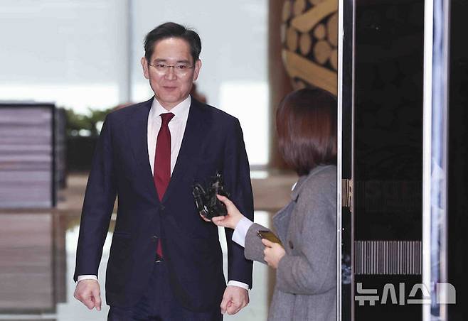 [서울=뉴시스] 김근수 기자 = 이재용 삼성전자 회장이 28일 오후 시진핑 중국 국가주석이 주최한 글로벌 CEO 면담을 마친 뒤 서울 강서구 김포비즈니스항공센터를 통해 귀국하고 있다. 2025.03.28. ks@newsis.com