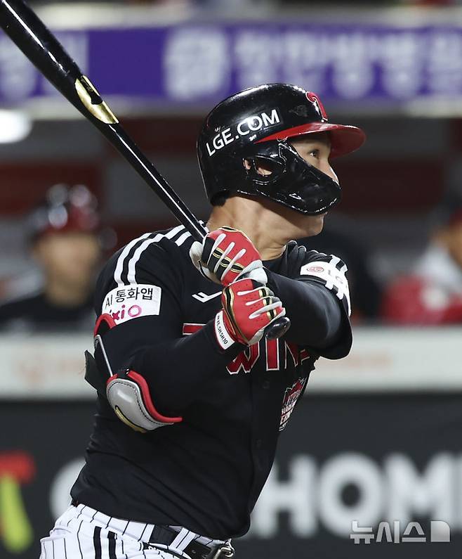 [대전=뉴시스] 김근수 기자 = 31일 대전 중구 한화생명볼파크에서 열린 2025 KBO 한국시리즈 5차전 LG 트윈스와 한화 이글스의 경기, 3회초 1사 주자 만루상황에서 LG 오지환이 희생플라이로 득점을 성공시키고 있다. 2025.10.31. ks@newsis.com