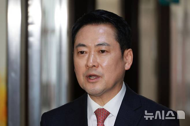 [서울=뉴시스] 고승민 기자 = 장동혁 국민의힘 대표가 22일 서울 여의도 국회에서 현안 백브리핑을 하고 있다. 2026.03.22. kkssmm99@newsis.com