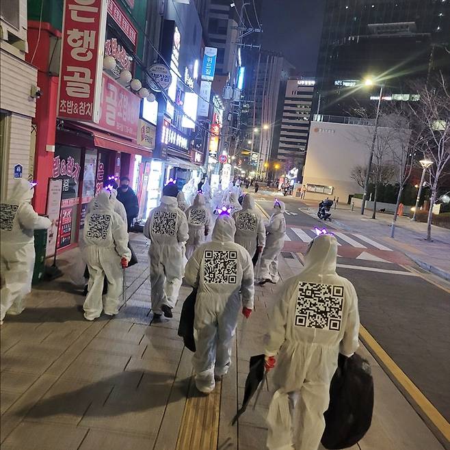 21일 저녁 서울 광화문 광장에서 열린 방탄소년단 컴백 공연 이후, 거리의 쓰레기를 치우는 모습. 이선화씨 제공