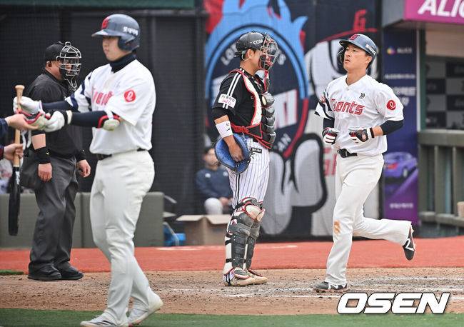 [OSEN=부산, 이석우 기자] 15일 부산 사직야구장에서 2026 신한 SOL KBO 리그 롯데 자이언츠와 LG 트윈스의 시범경기가 열렸다. 홈팀 롯데는 비슬리가, 방문팀 LG는 이민호가 선발 출전했다.롯데 자이언츠 노진혁이 8회말 무사 만루 조세진의 밀어내기 볼넷때 득점을 올리고 있다. 2026.03.15 / foto0307@osen.co.kr